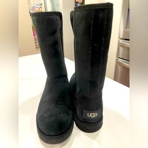 Womens black classic UGG Boots, size 7 shorty UGG booties.